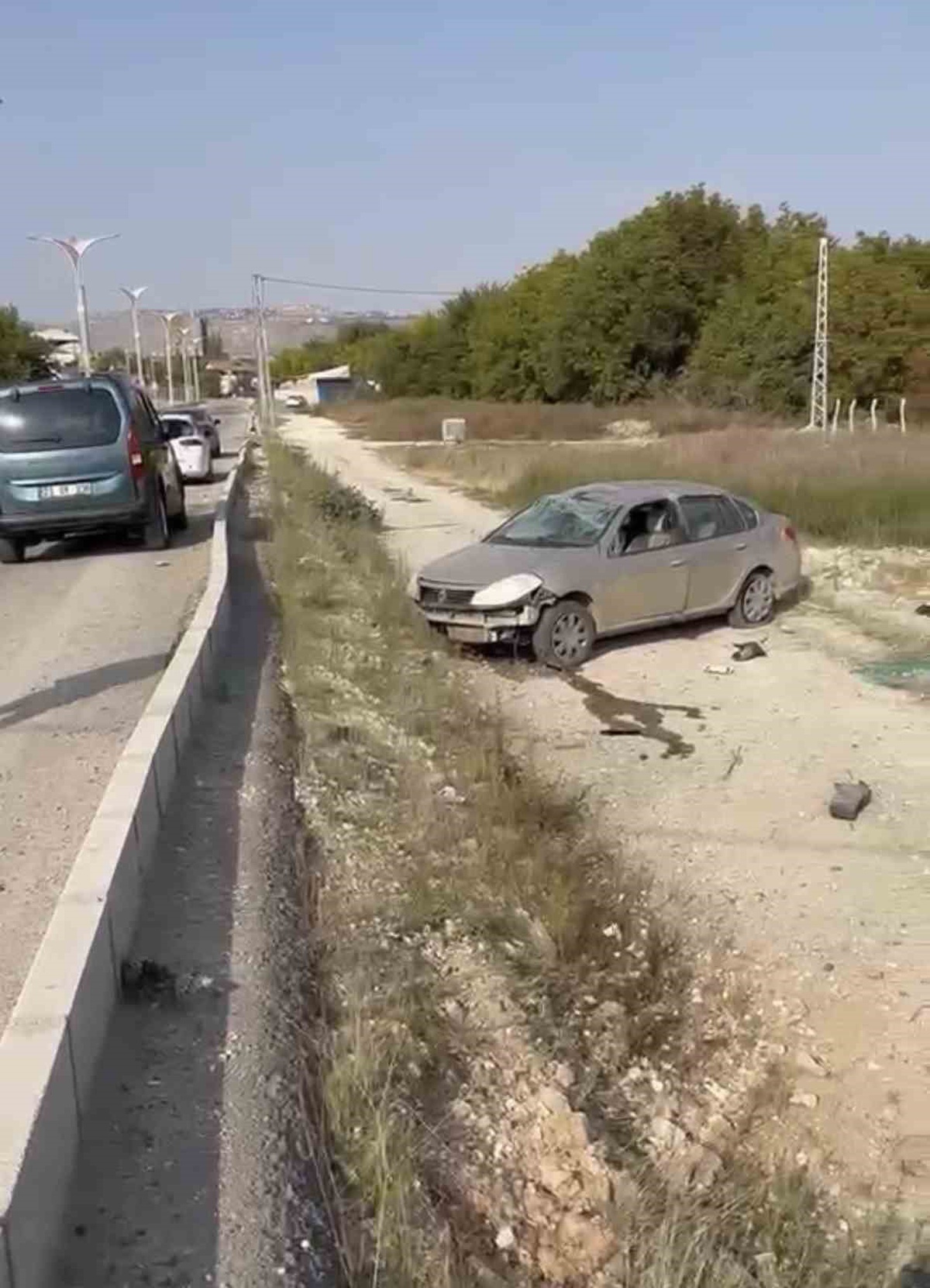 Elazığ'da kontrolden çıkan otomobil boş araziye uçtu, 1 kişi hafif yaralandı