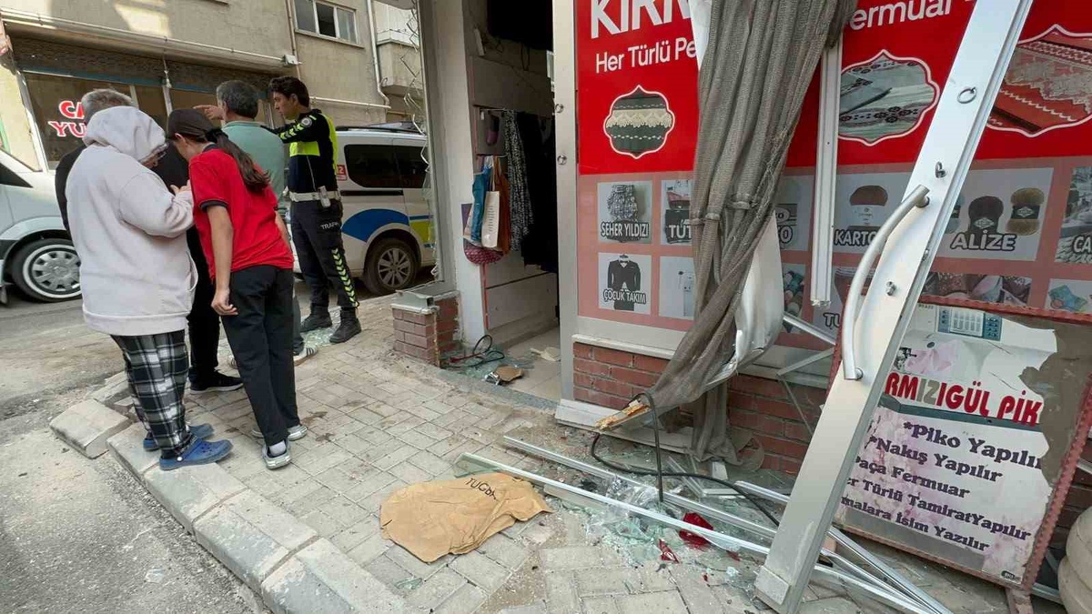 Elazığ'da minibüsle çarpışan taksi terzi dükkanına çarptı, 1 kişi yaralandı