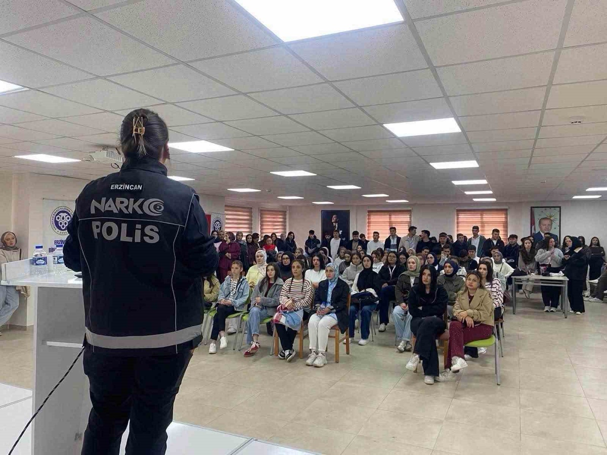 Erzincan'da 610 üniversite öğrencisine Narkorehber eğitimi verildi