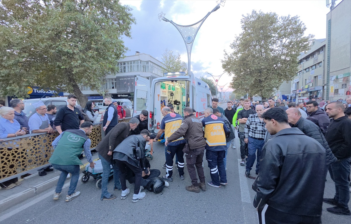 Erzincan'da motosikletin çarptığı yaya ile sürücü dahil 2 kişi ağır yaralandı