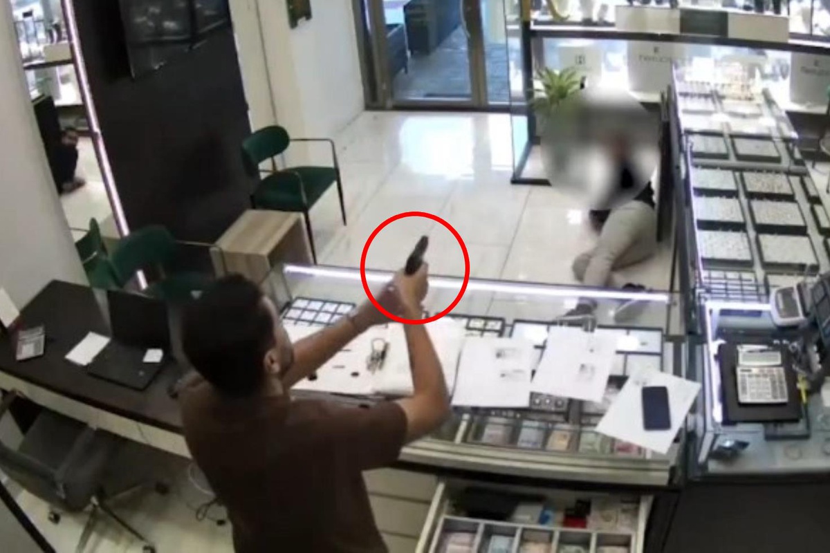 Kolye tartışması kanlı bitti! Kuyumcuya silahlı saldırıda eczacı yaralandı: O anlar kamerada