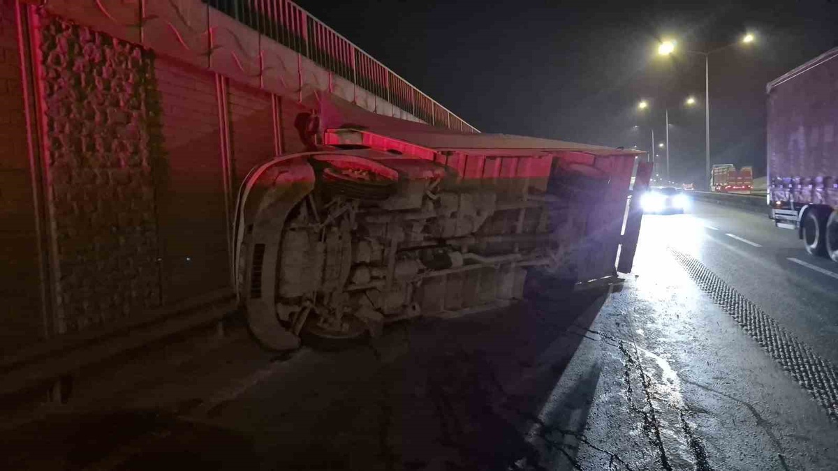 Eskişehir Çevre Yolu'nda marul yüklü kamyonet yan yattı, marullar yola saçıldı