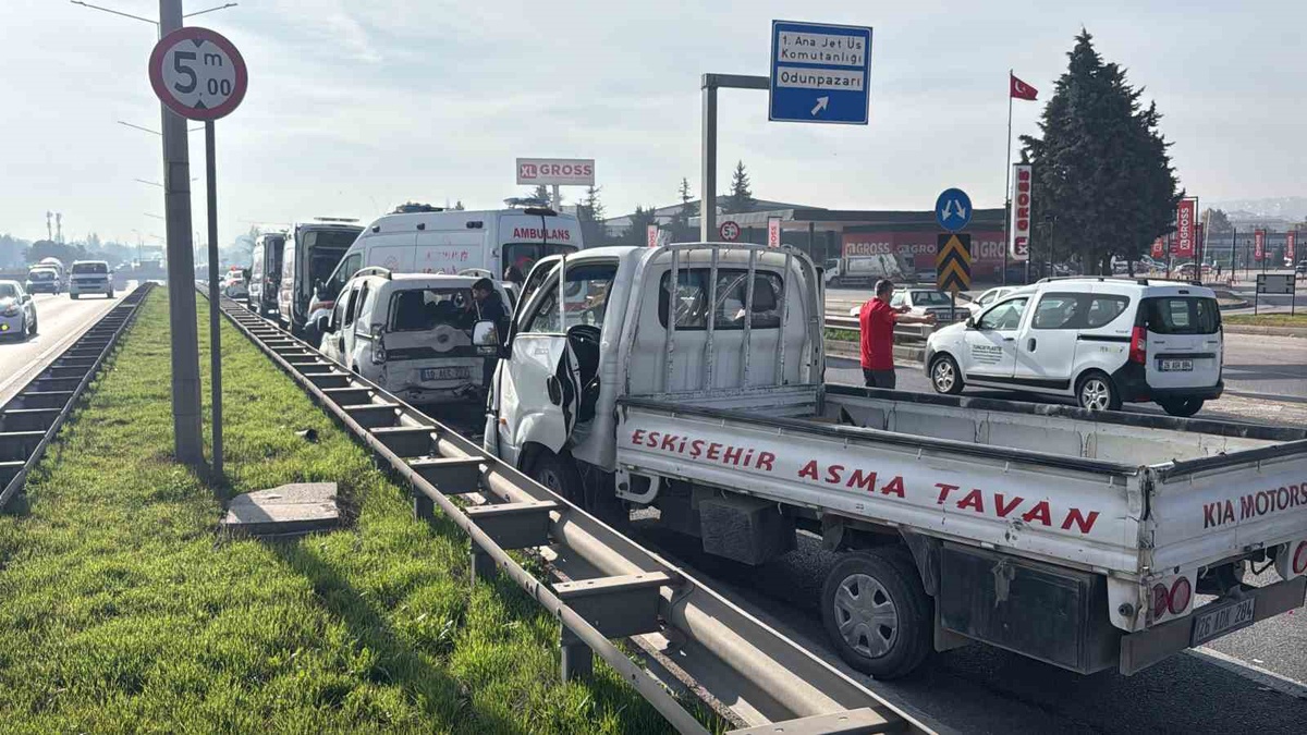 Eskişehir çevreyolunda pikap ticari araca arkadan çarptı, 4'ü çocuk 7 kişi yaralandı