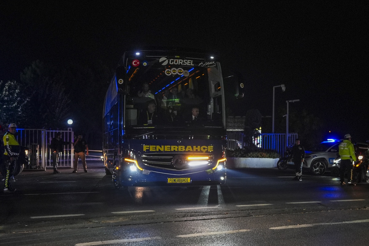 Fenerbahçe derbi için taraftarların uğurlamasıyla RAMS Park'a hareket etti
