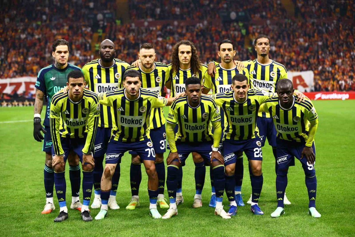 Fenerbahçe Galatasaray'a 2-1 yenildi, sezonun ikinci derbisini de kaybetti