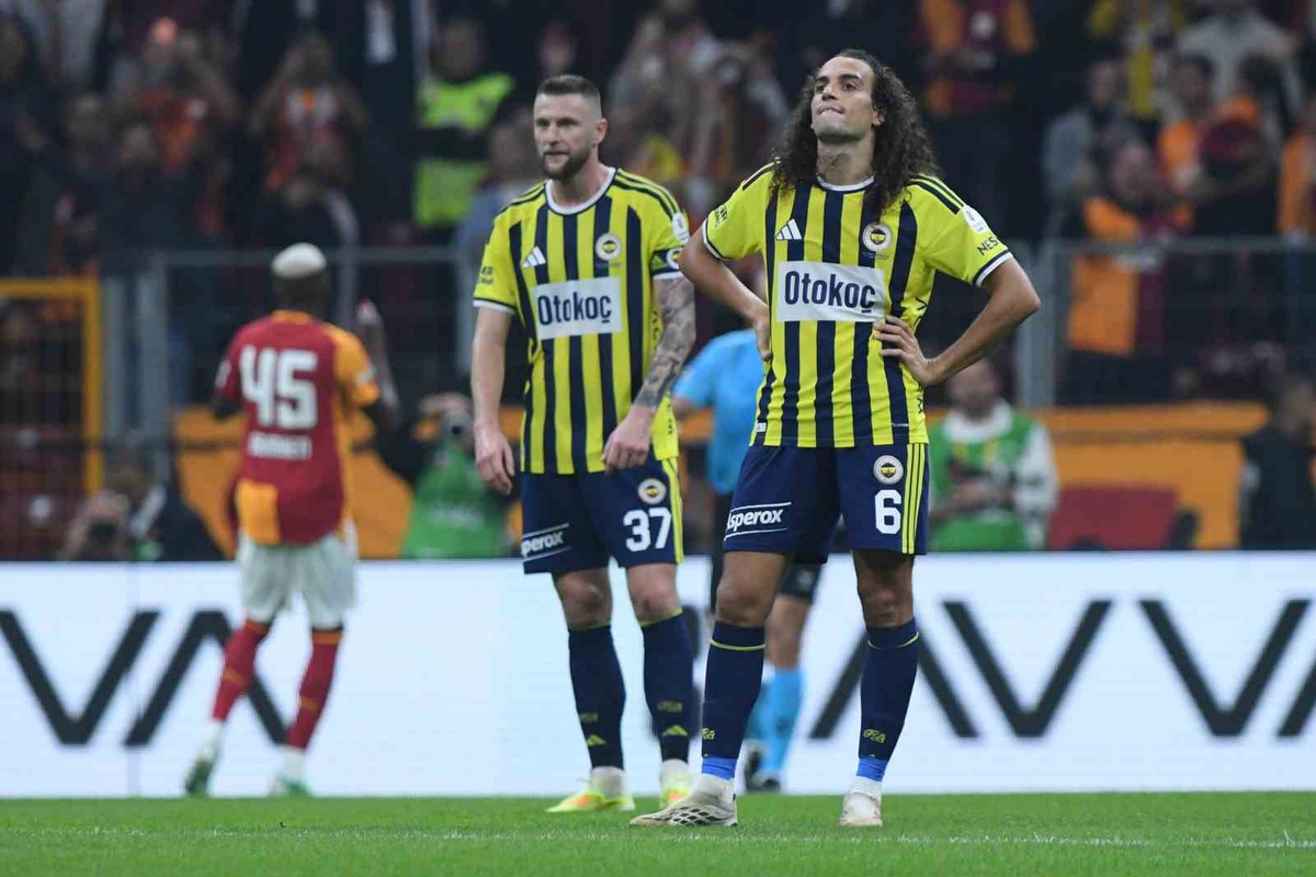 Fenerbahçe, Galatasaray'a 2-1 yenilerek 3 maçlık galibiyet serisini bitirdi