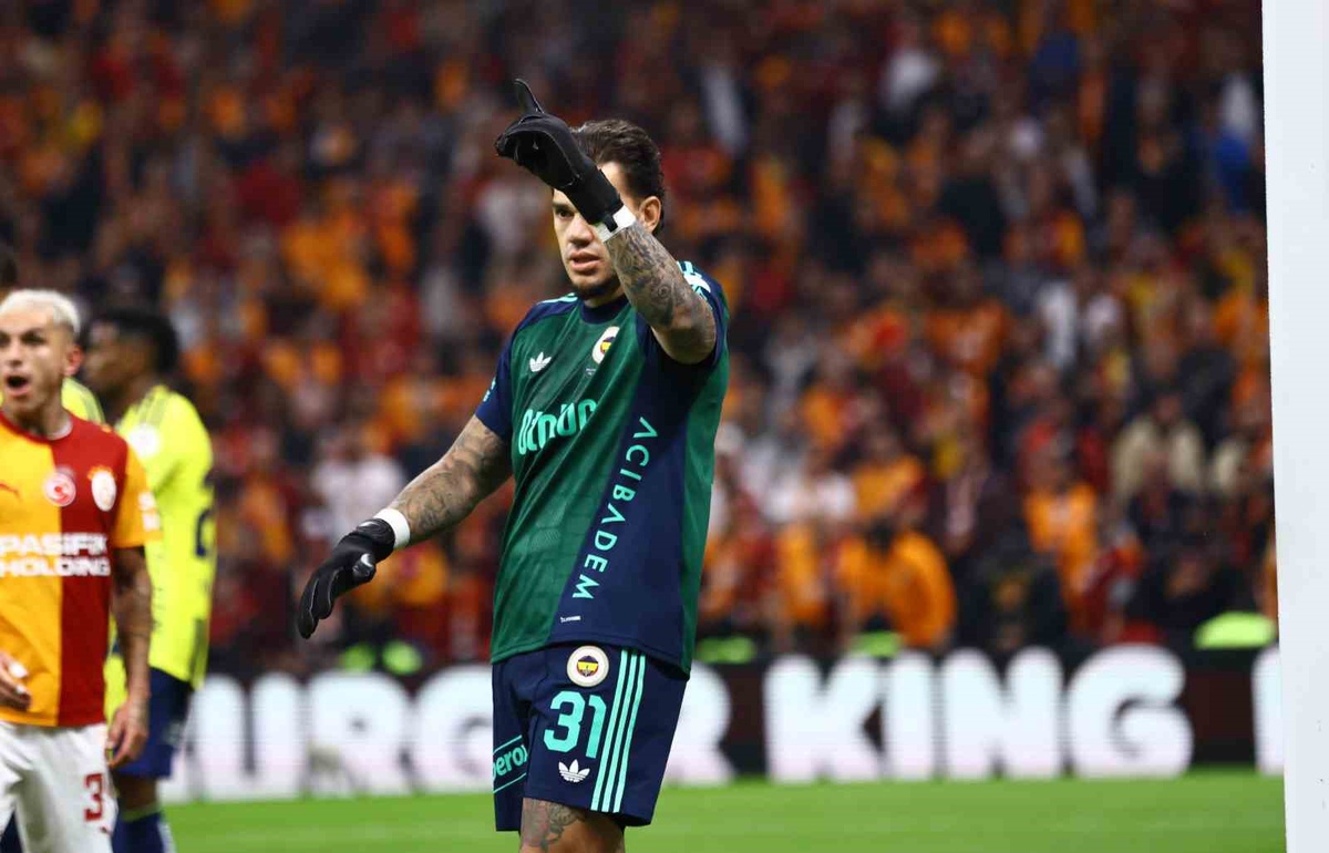 Fenerbahçe Galatasaray'a 2-1 yenilerek ligde 4 maç sonra kalesinde gol gördü