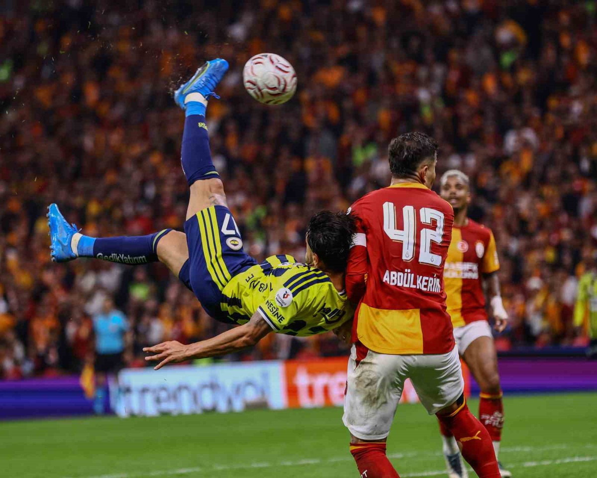 Fenerbahçe, Galatasaray'a 2-1 yenilirken İrfan Can Fener adına ilk derbi golünü attı