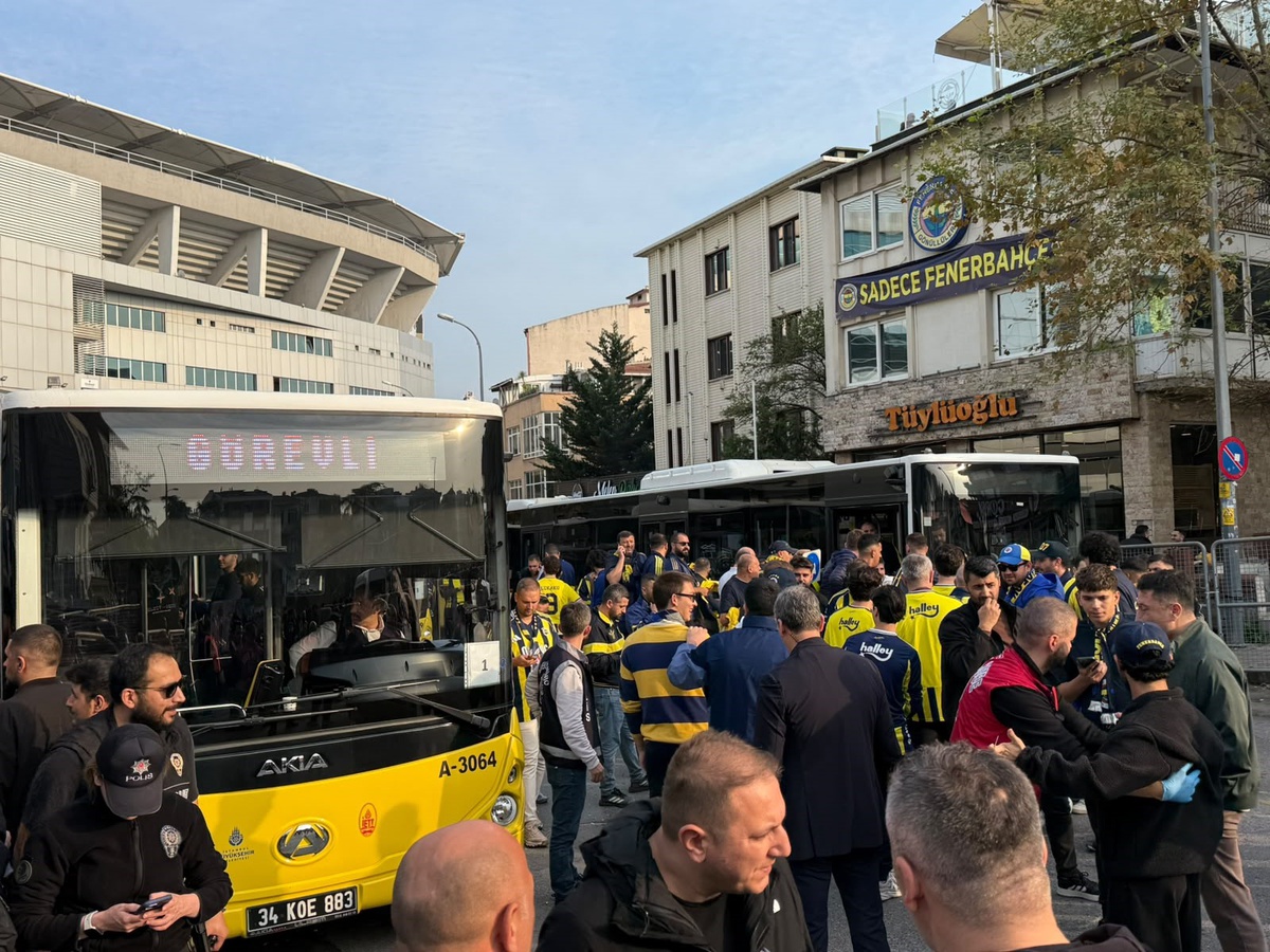 Galatasaray deplasmanına gidecek Fenerbahçeli taraftarlar Kadıköy'de toplandı