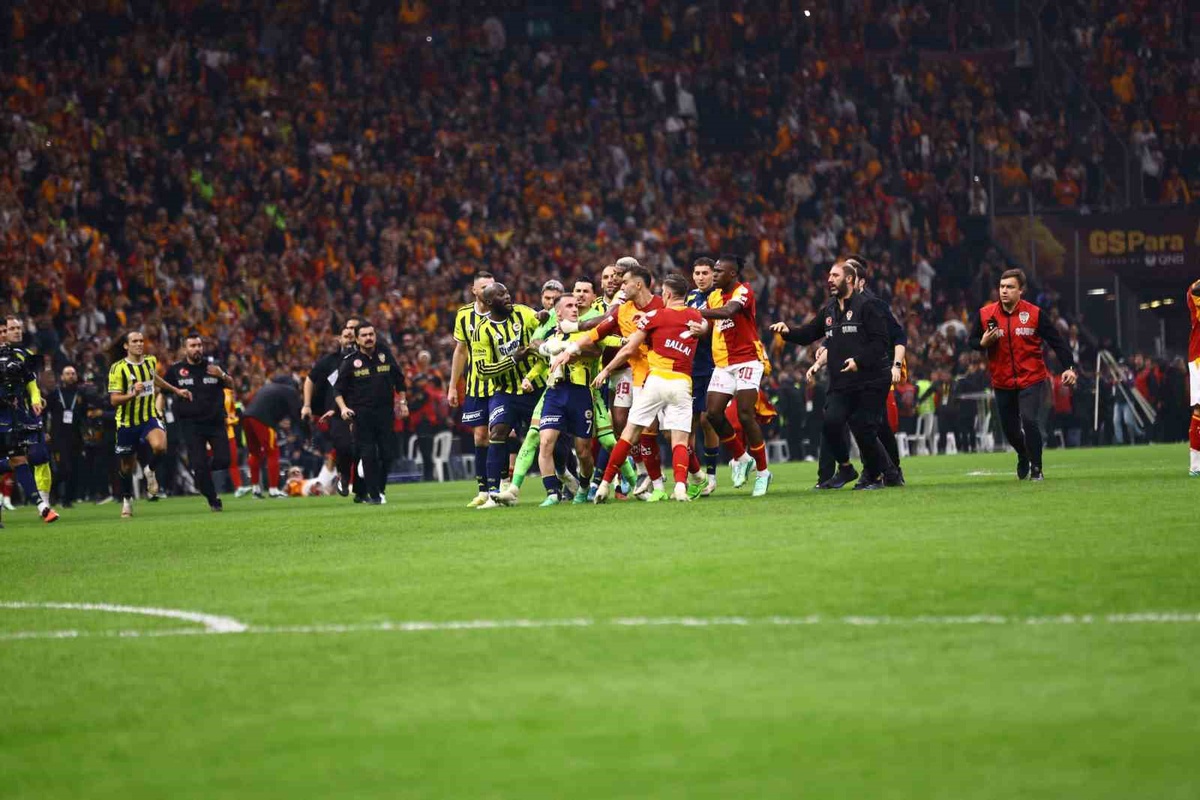 Galatasaray derbide Fenerbahçe'yi 2-1 yendi, saha içinde kavga çıktı