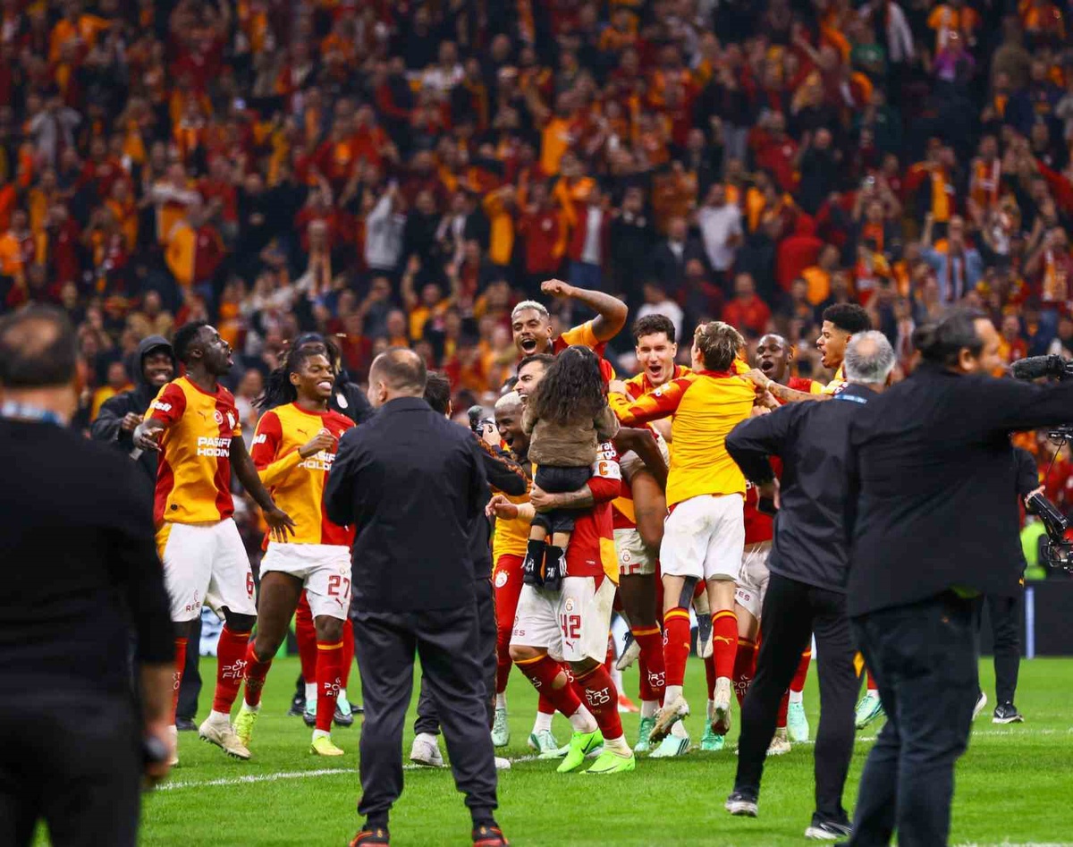 Galatasaray Fenerbahçe derbisini 2-1 kazanınca futbolcular taraftarla üçlü çektirdi