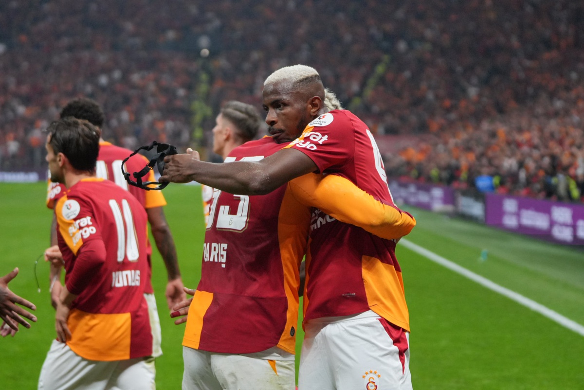 Galatasaray, Fenerbahçe derbisinin ilk yarısını Osimhen'in golleriyle 2-0 bitirdi