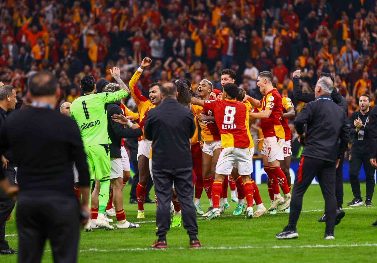 Galatasaray, Fenerbahçe'yi 2-1 yendi ve ligde rakibine 5 maçtır yenilmiyor
