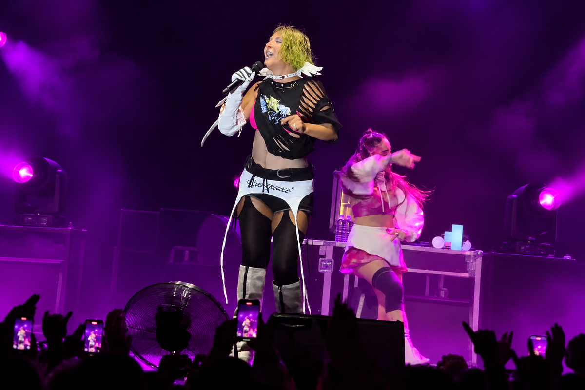 Hande Yener yeni tarzıyla sahne aldı