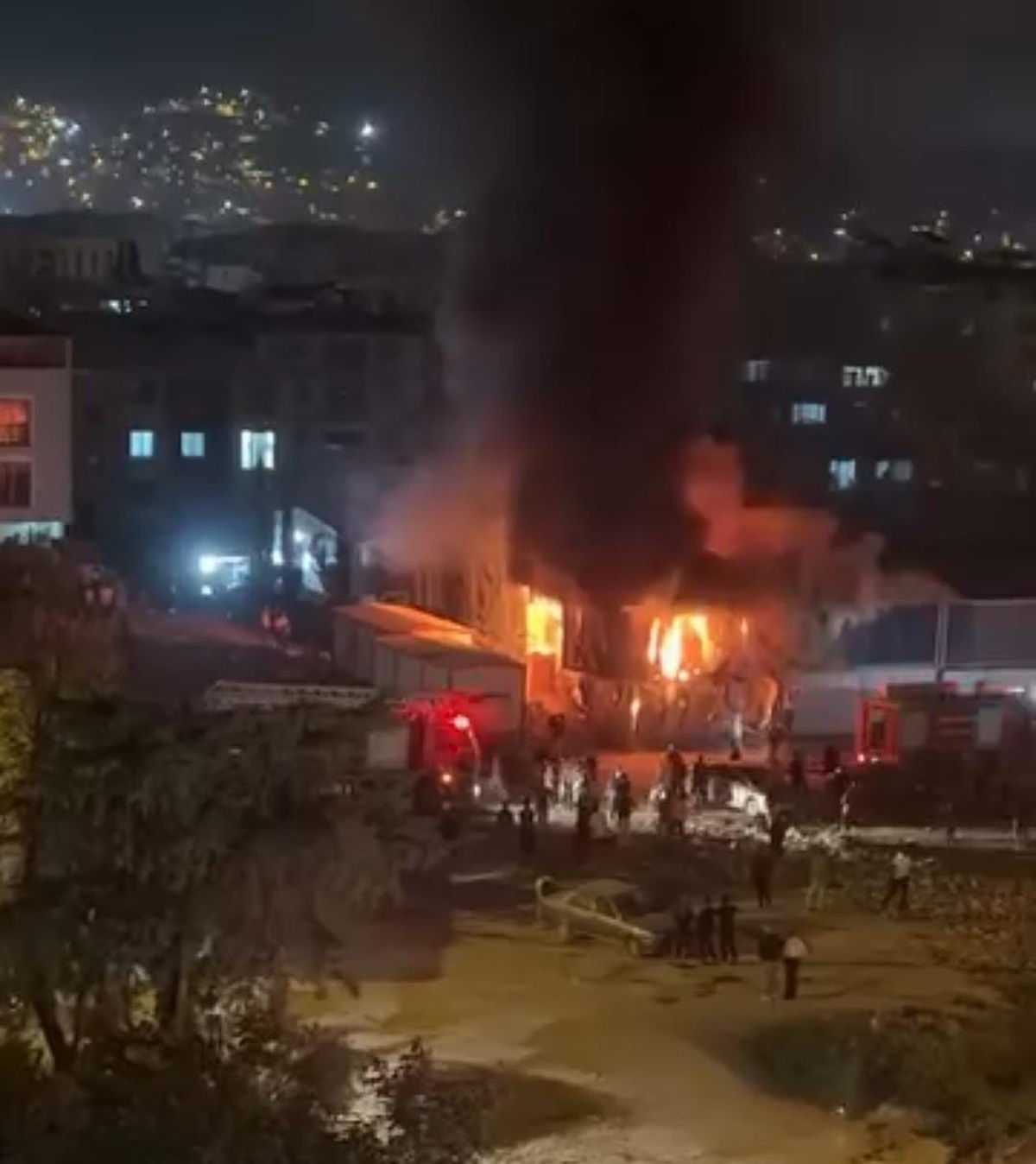 Hatay Defne'de işçi yatakhanesindeki konteyner yangını kontrol altına alındı