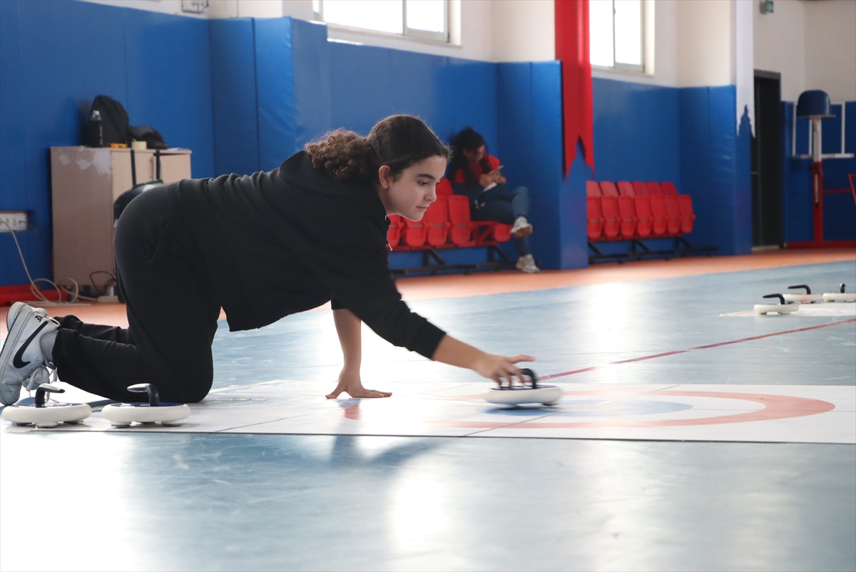 Isparta'da Floor Curling Turnuvası 50 ortaokul öğrencisinin katılımıyla başladı