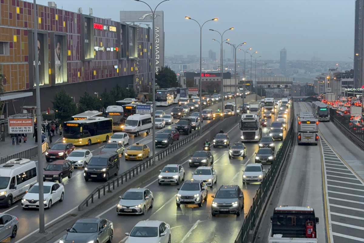 İstanbul'da akşam saatlerinde trafik yoğunluğu yaşanıyor