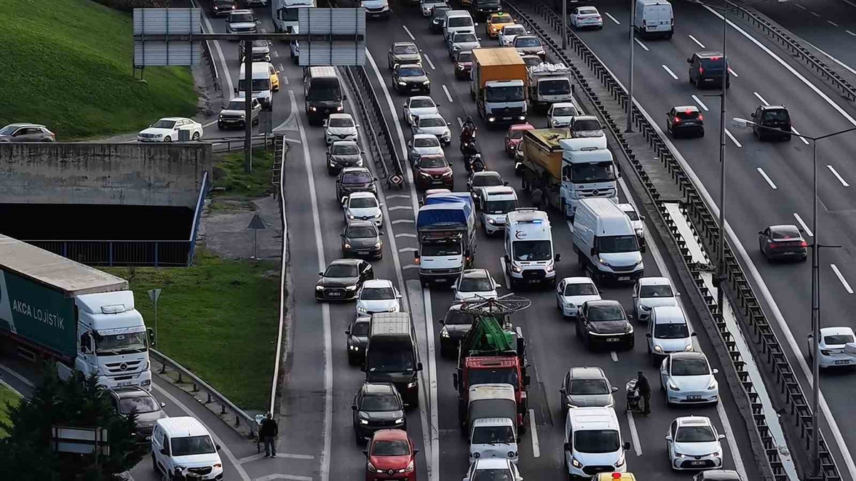 İstanbul'da Basın Ekspres Yolu'nda sıkışan trafikte ambulans dronla görüntülendi