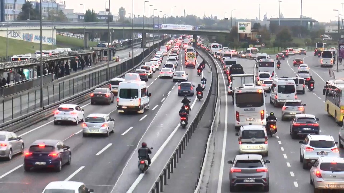 İstanbul trafiği haftanın ilk iş gününde sabah saatlerinde yüzde 65 yoğunluğa ulaştı