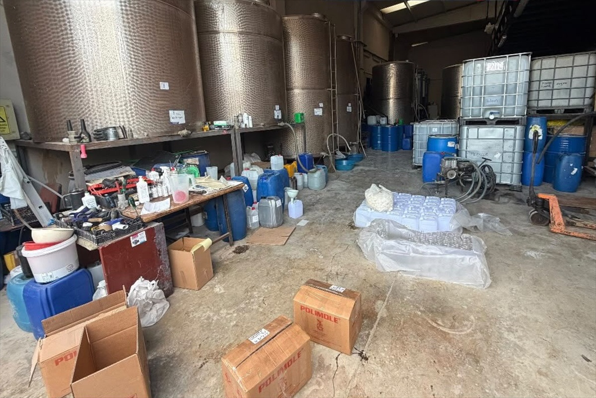 İzmir Bornova'da operasyonda 21 bin 20 litre etil alkol ele geçirildi