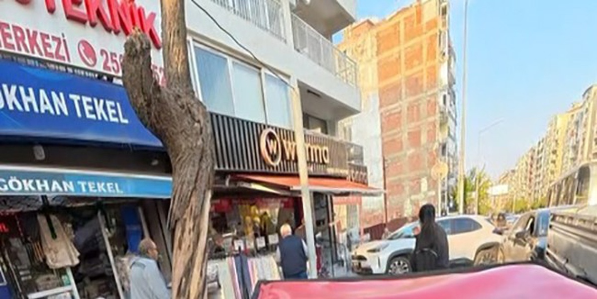 İzmir Konak'ta kontrolden çıkan otomobil iş yerine çarptı, ölen yaralanan olmadı