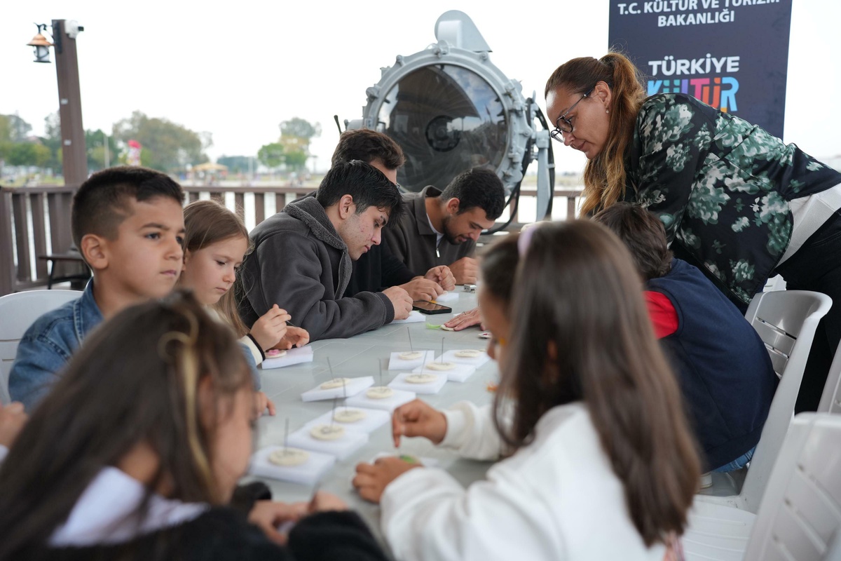 İzmir Kültür Yolu Festivali ikinci gününde tiyatro, konser ve atölyelerle sürdü