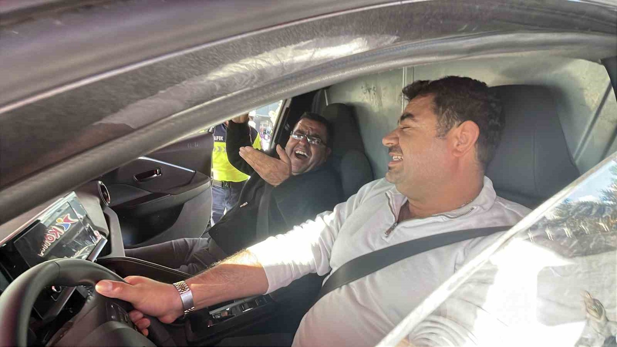 Karaman'da jandarmanın emniyet kemeri simülasyon aracını vatandaşlar deneyimledi