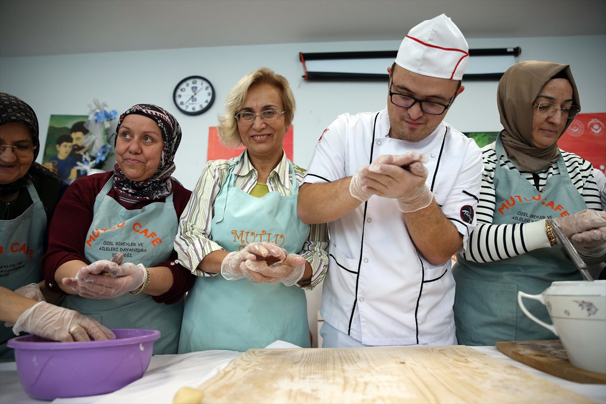 Kastamonu'da devlet korumasındaki çocuklar için kurabiye yaptılar