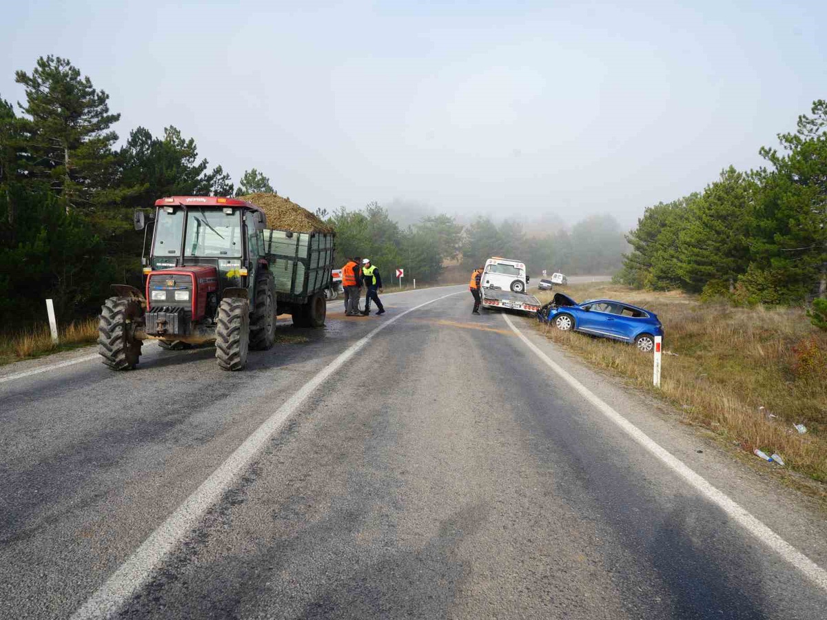 Kastamonu'da sis nedeniyle otomobil traktörün römorkuna çarptı, sürücü yaralandı