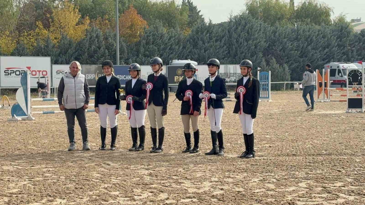 Kastamonu Üniversitesi binicilik ekibi Red Pony Kupası'nda iki birincilikle başladı