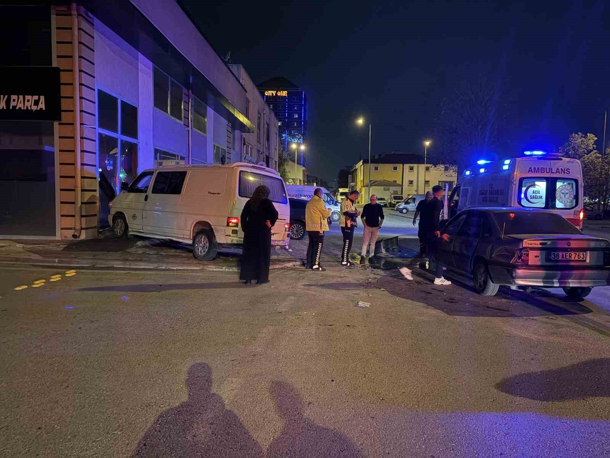 Kayseri'de minibüs otomobille çarpışıp dükkan camına çarptı, 2 kişi yaralandı