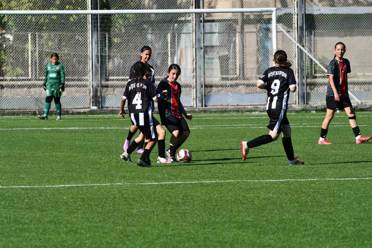 Kılıçaslan Yıldızspor, Bişekspor'u U15 Kızlar Gelişim Ligi'nde 7-3 mağlup etti