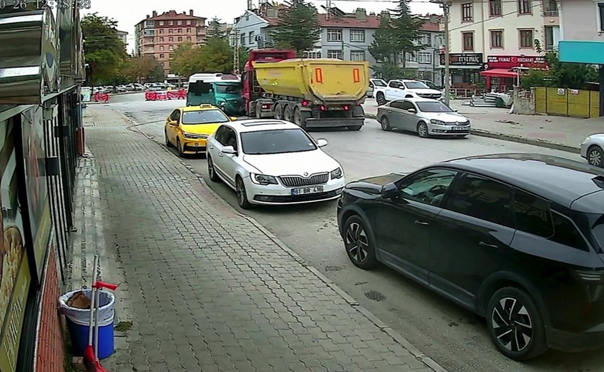 Konya Selçuklu'da hafriyat kamyonu minibüse çarptı, 10 kişi yaralandı