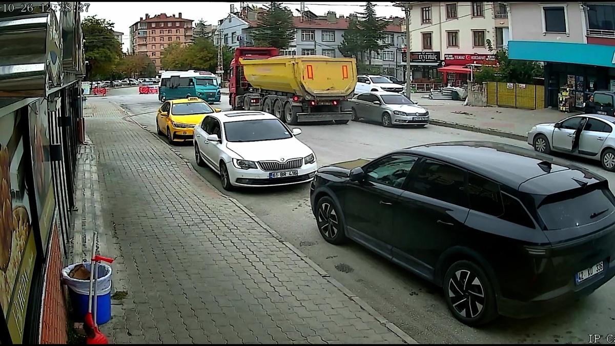 Konya'da yolcu minibüsü ile hafriyat kamyonu çarpıştı! Şoför ve 9 yolcu yaralandı