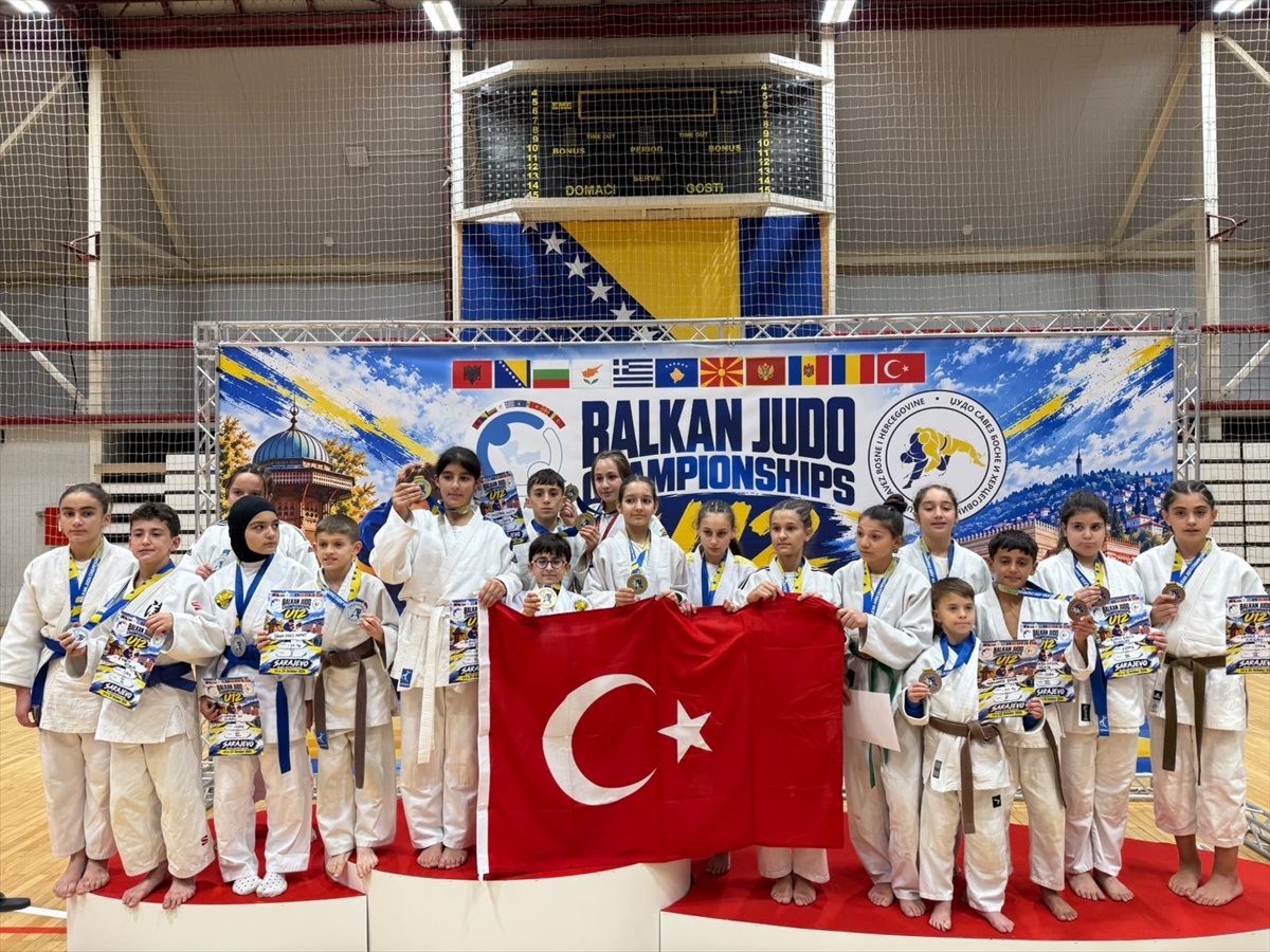 Kumlucalı judocu Büyükkuşcular, U12 Balkan Şampiyonası'nda bronz madalya kazandı