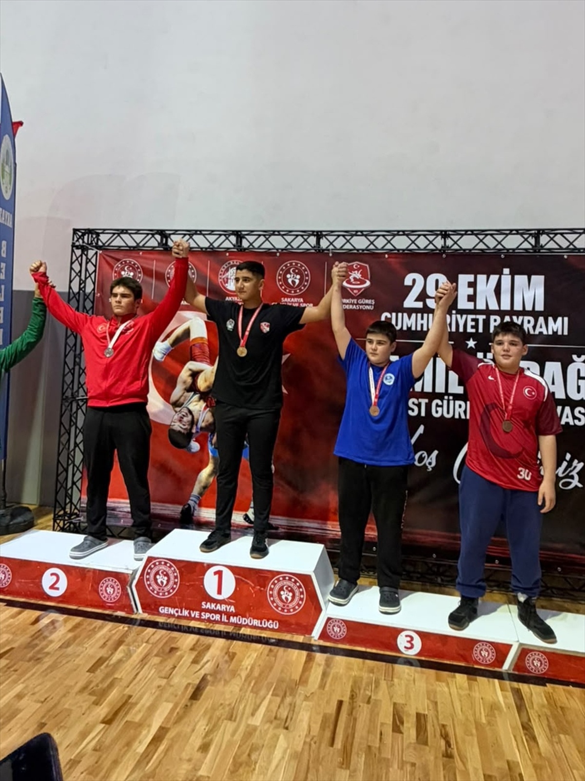 Lüleburgazlı güreşçi Özkan, Sakarya'daki U-15 turnuvasında 85 kiloda şampiyon oldu