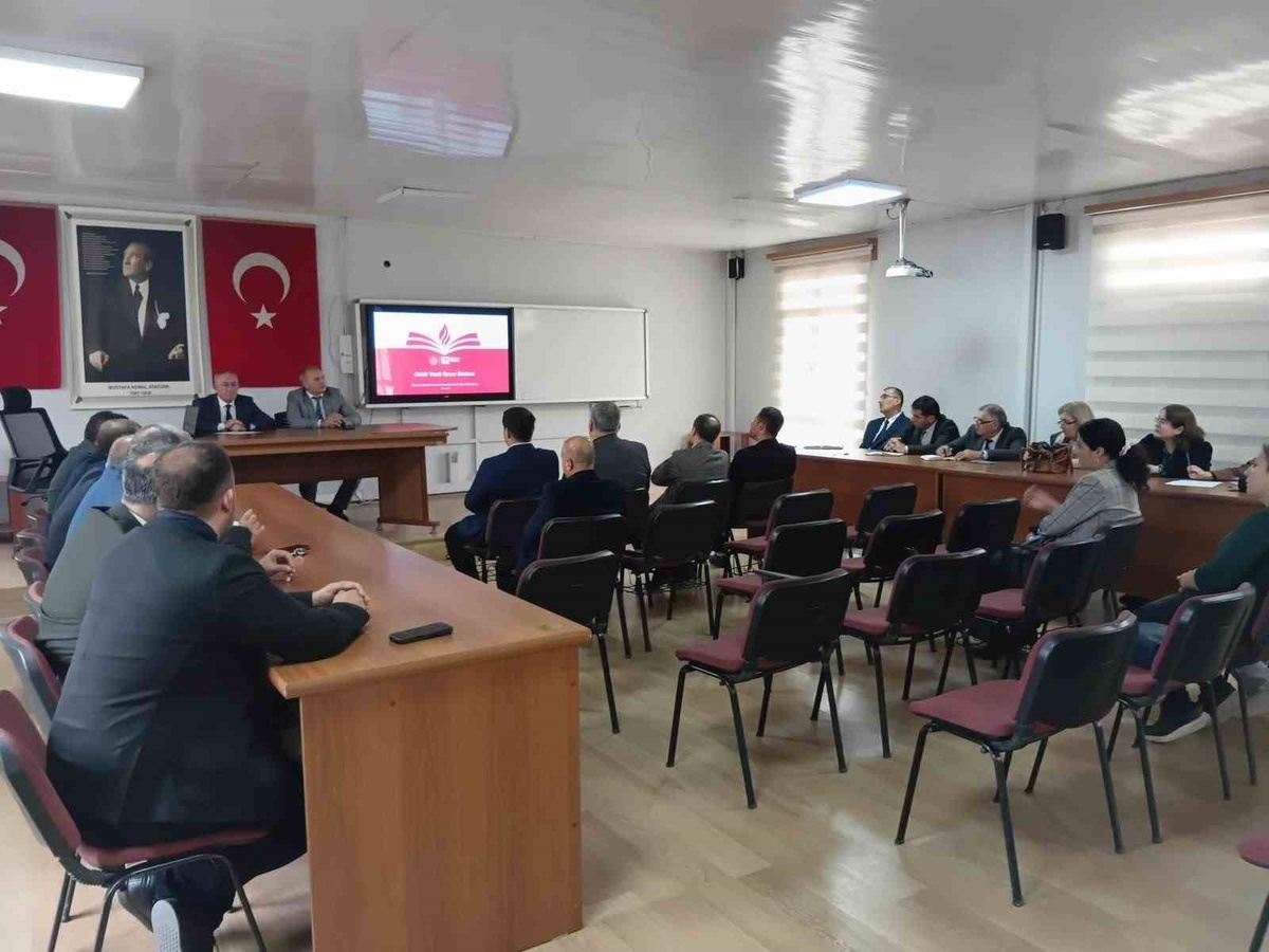 Manisa Sarıgöl'de ortaokul ve lise müdürleri OYSS toplantısında bir araya geldi