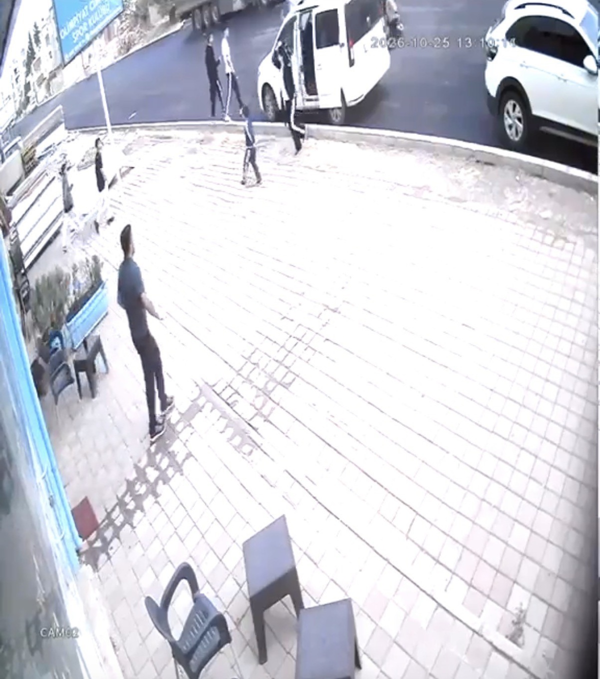 Mardin Nusaybin'de otomobil park halindeki araca ve çocuğa çarptı, çocuk yaralandı