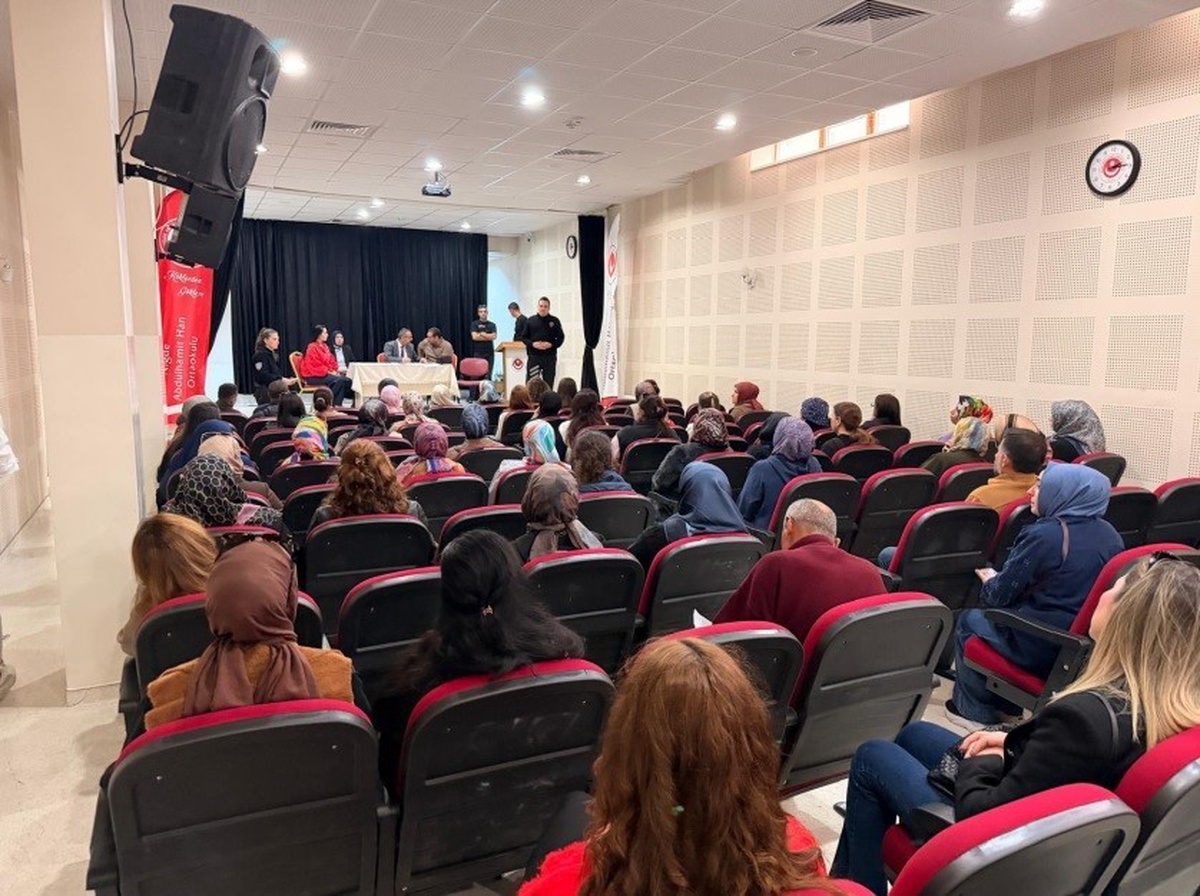 Niğde’de polisten öğrenci ve velilere güvenlik eğitimi