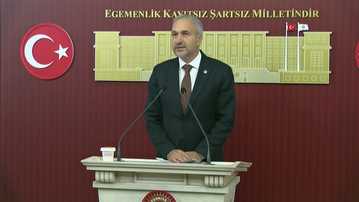 Özçağdaş, Bakan Tekin'i protesto eden 2 öğrencinin tutuklanmasına tepki gösterdi