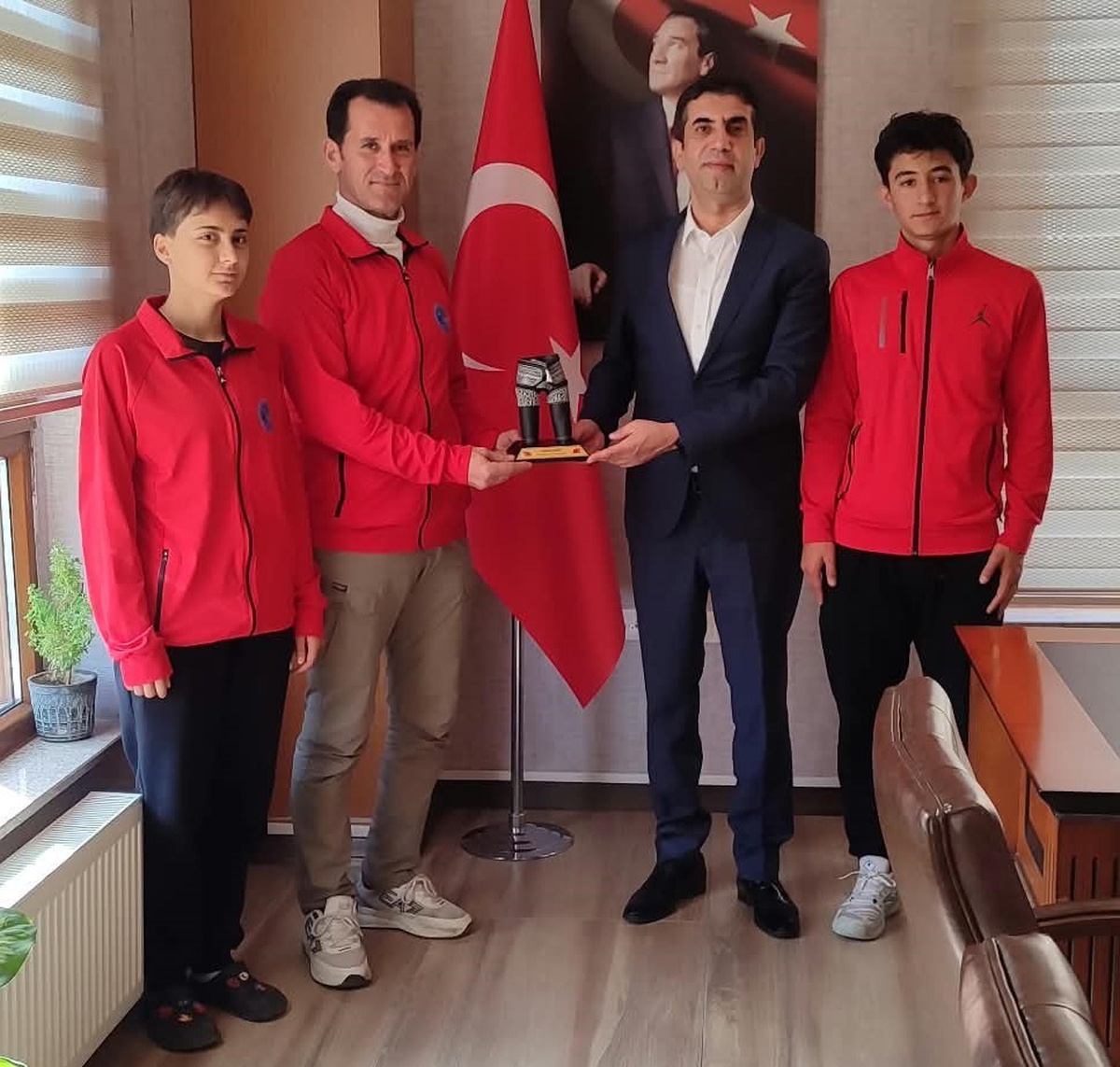 Pazarlar Spor Lisesi Kulübü Başkanı Gökalp, Kazez'e 111 madalya ve kupa raporu sundu