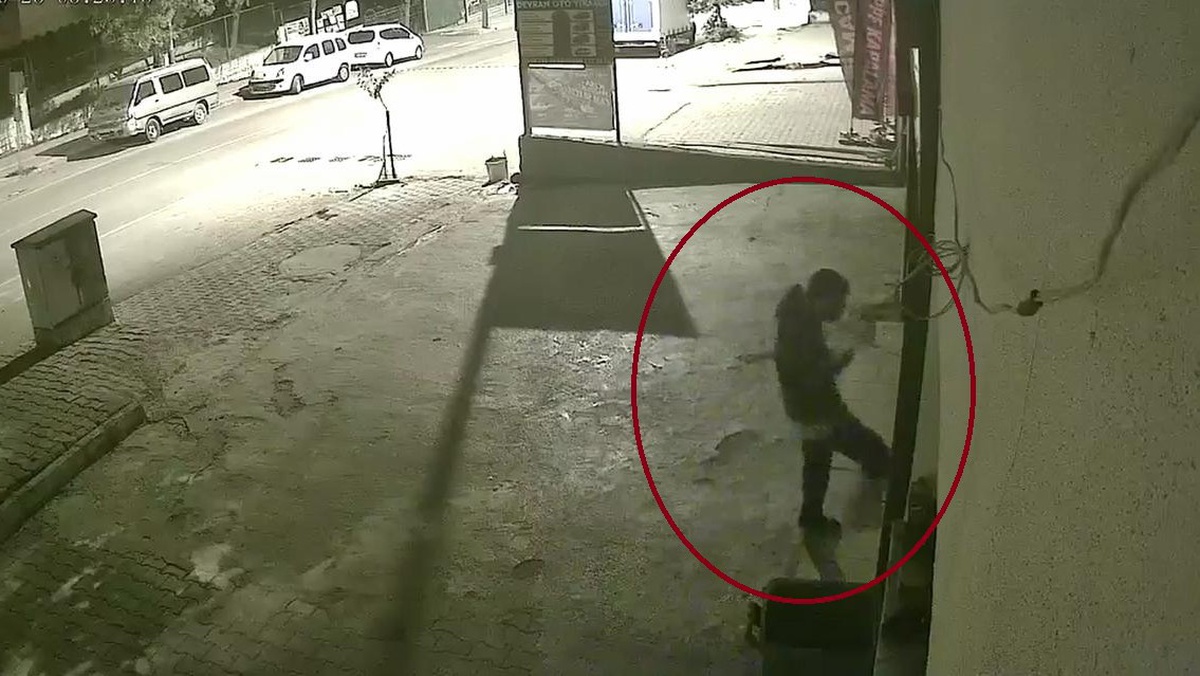 Siirt'te alkollü olduğu iddia edilen şahıs iş yeri camını tekmeleyerek kırdı