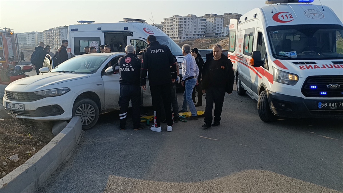 Siirt'te Tillo çevre yolunda otomobil ile motosiklet çarpıştı, 2 kişi yaralandı