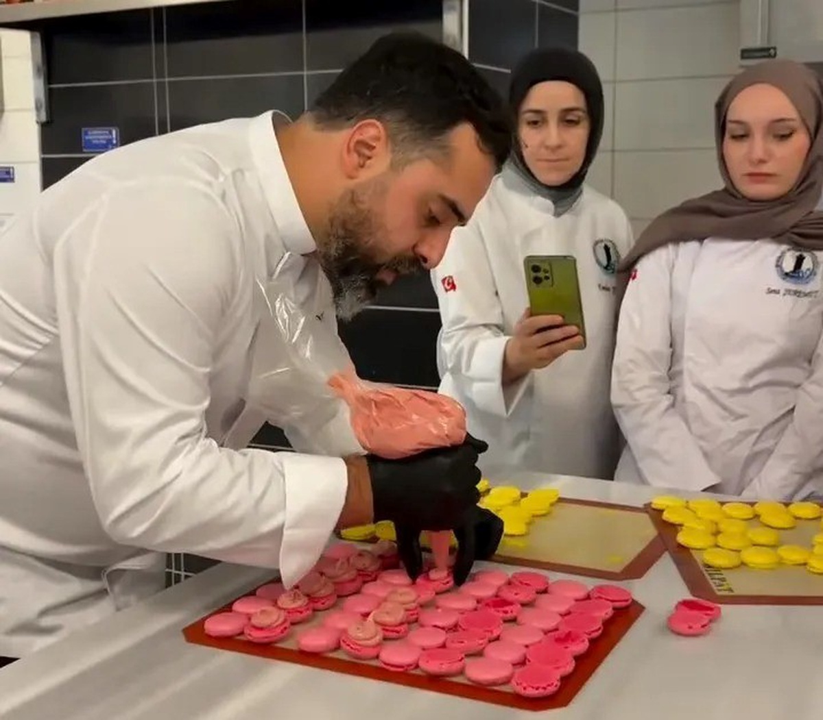 Sinop Üniversitesi Aşçılık öğrencileri makaron yapımını şef Yiğithan Doruk'tan öğrendi
