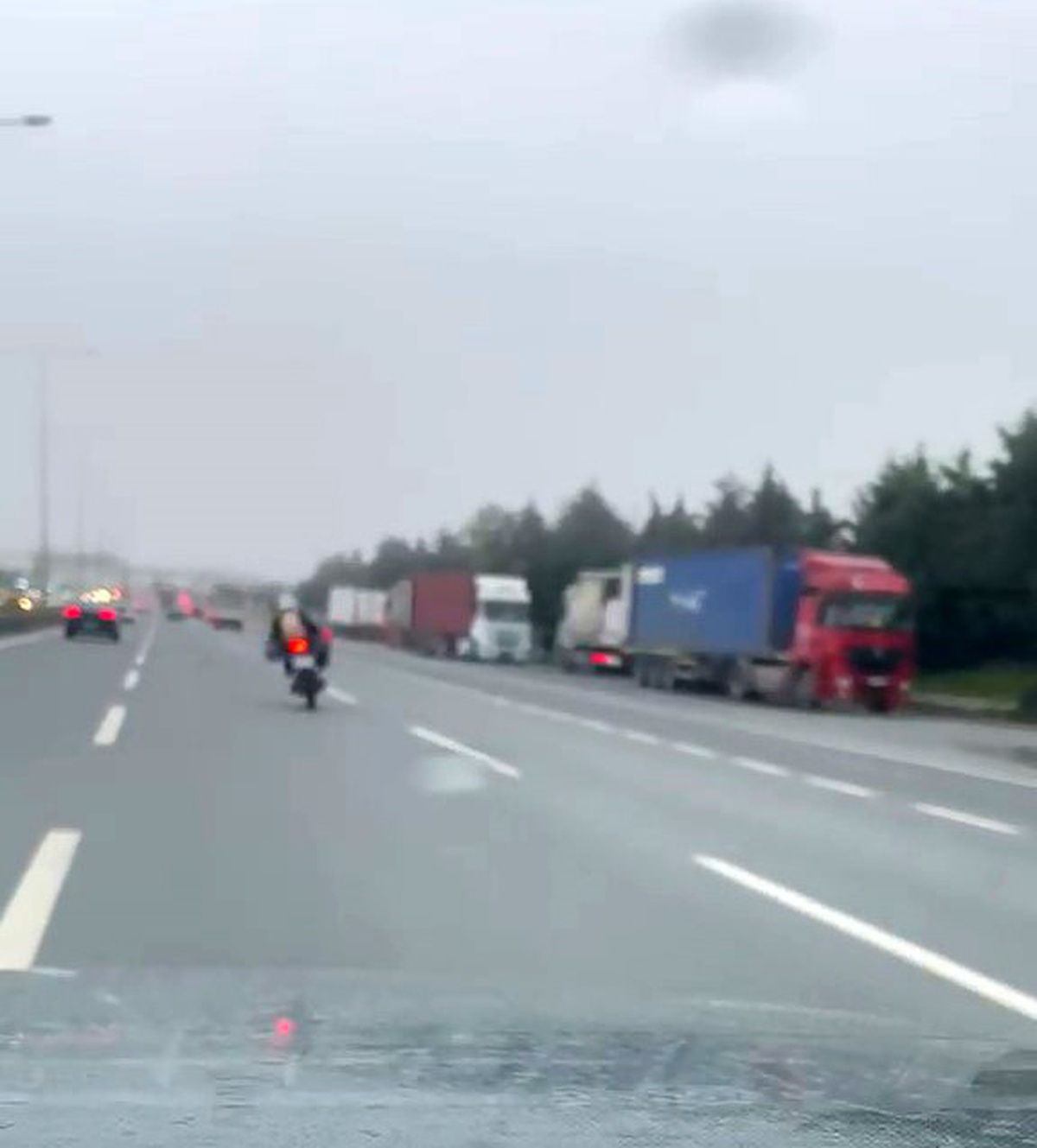 Sultangazi'de yoğun trafikte zikzak çizen motosiklet sürücüsü kameraya kaydedildi
