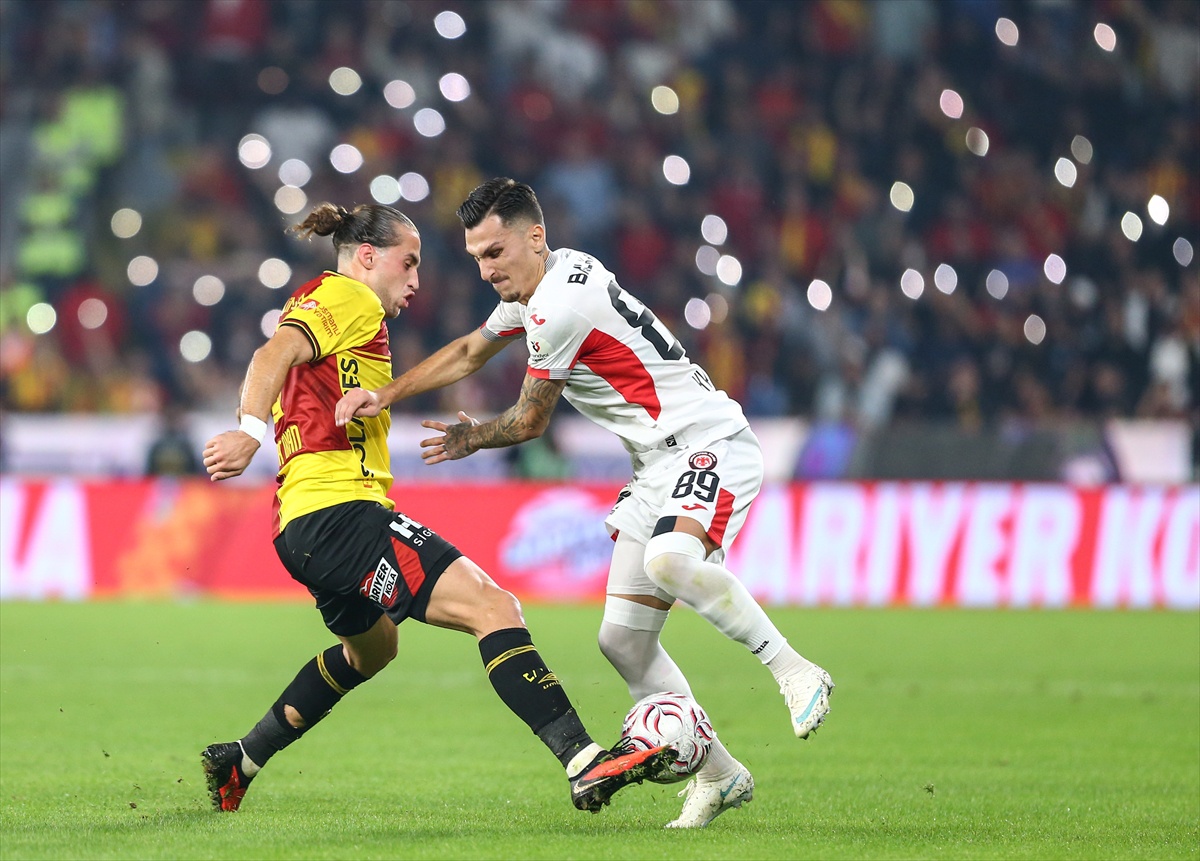 Süper Lig'de Göztepe, Arca Çorum FK karşısında ilk yarıyı 2-0 önde tamamladı