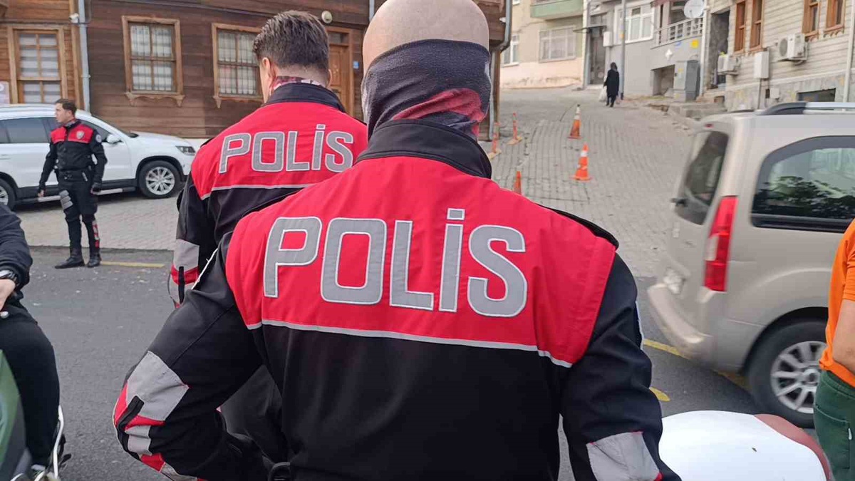 Tekirdağ'da Yunus Polis Timleri Eski Otogar Yolu'nda GBT sorgulaması yaptı
