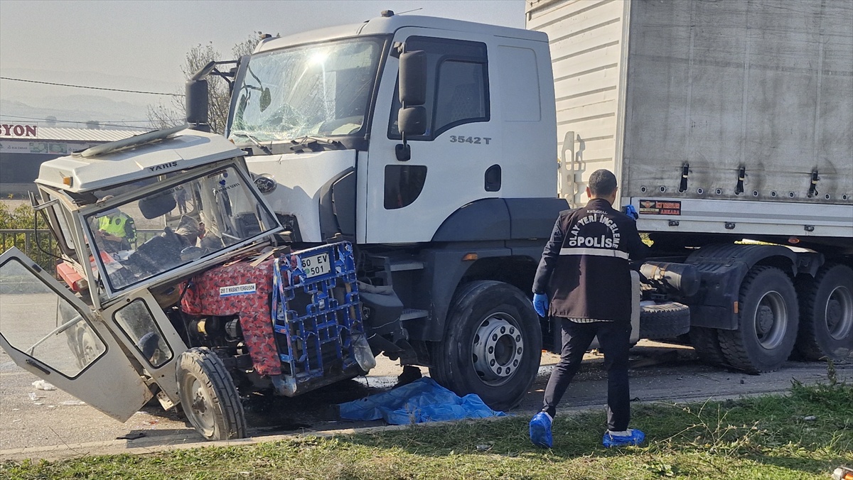 Tokat Erbaa'da tır ile traktör çarpıştı, kazada 2 kişi hayatını kaybetti