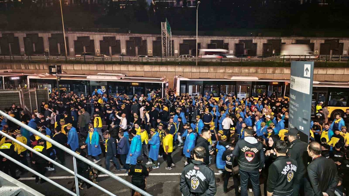 Yaklaşık 2400 Fenerbahçe taraftarı 31 otobüsle RAMS Park'a gelip tribünde yerini aldı