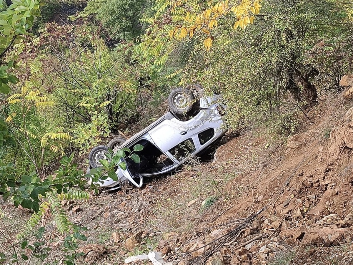 Adana Feke'de sürücüsü hakimiyetini kaybeden cip uçuruma yuvarlandı, 2 kişi yaralandı